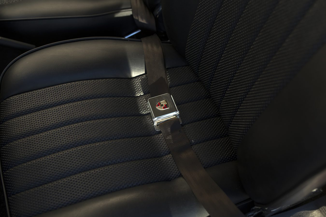 Weinroter Porsche 911 Gurtschnalle