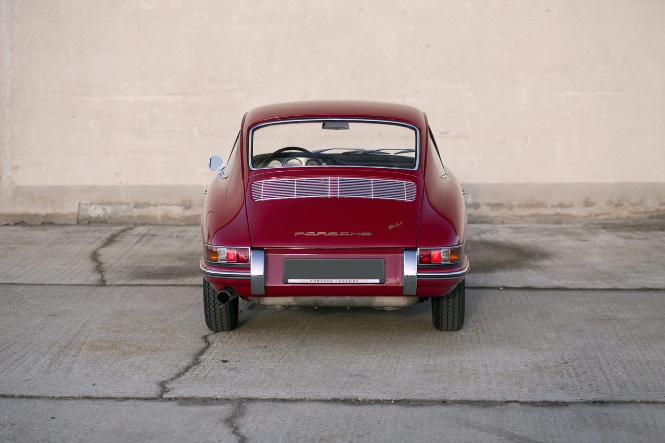 Weinroter Porsche 911 von hinten