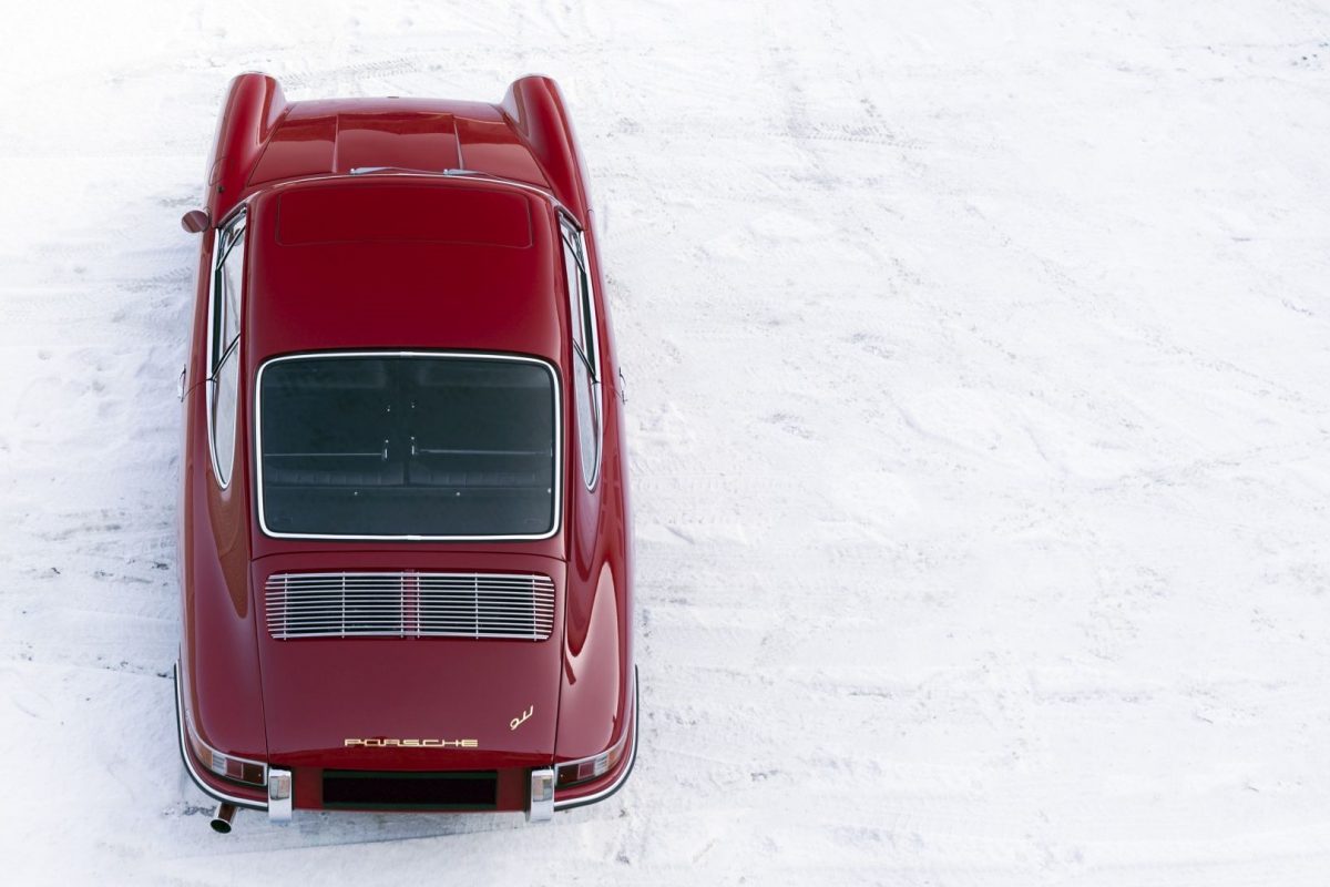 Roter Porsche 911 SWB von oben bei Schnee