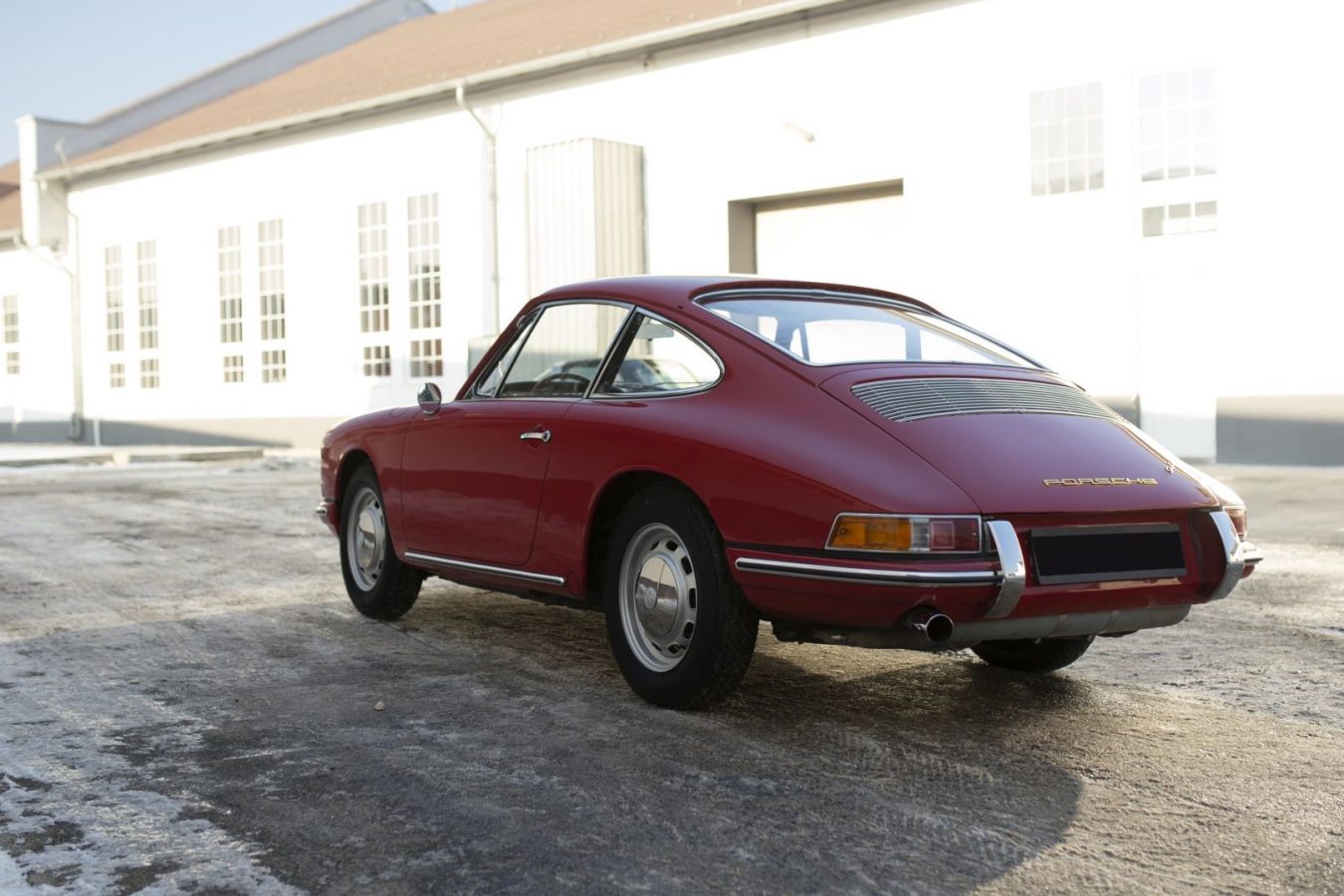 Roter Porsche 911 SWB in Einfahrt bei Schnee