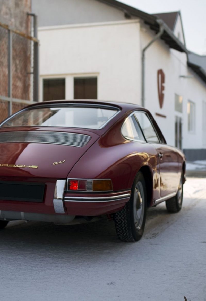Roter Porsche 911 SWB bei Schnee