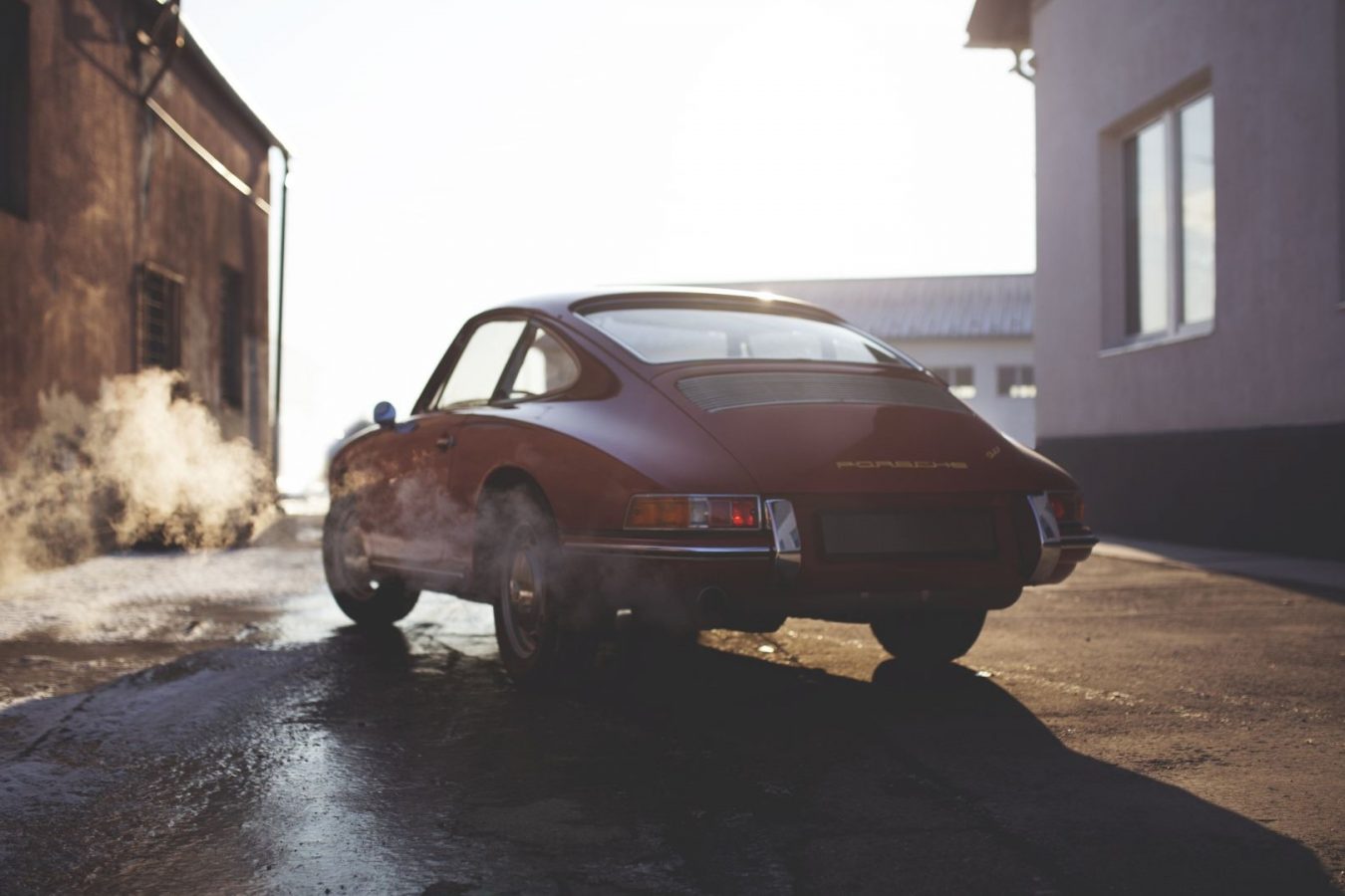 Roter Porsche 911 SWB in einer Einfahrt