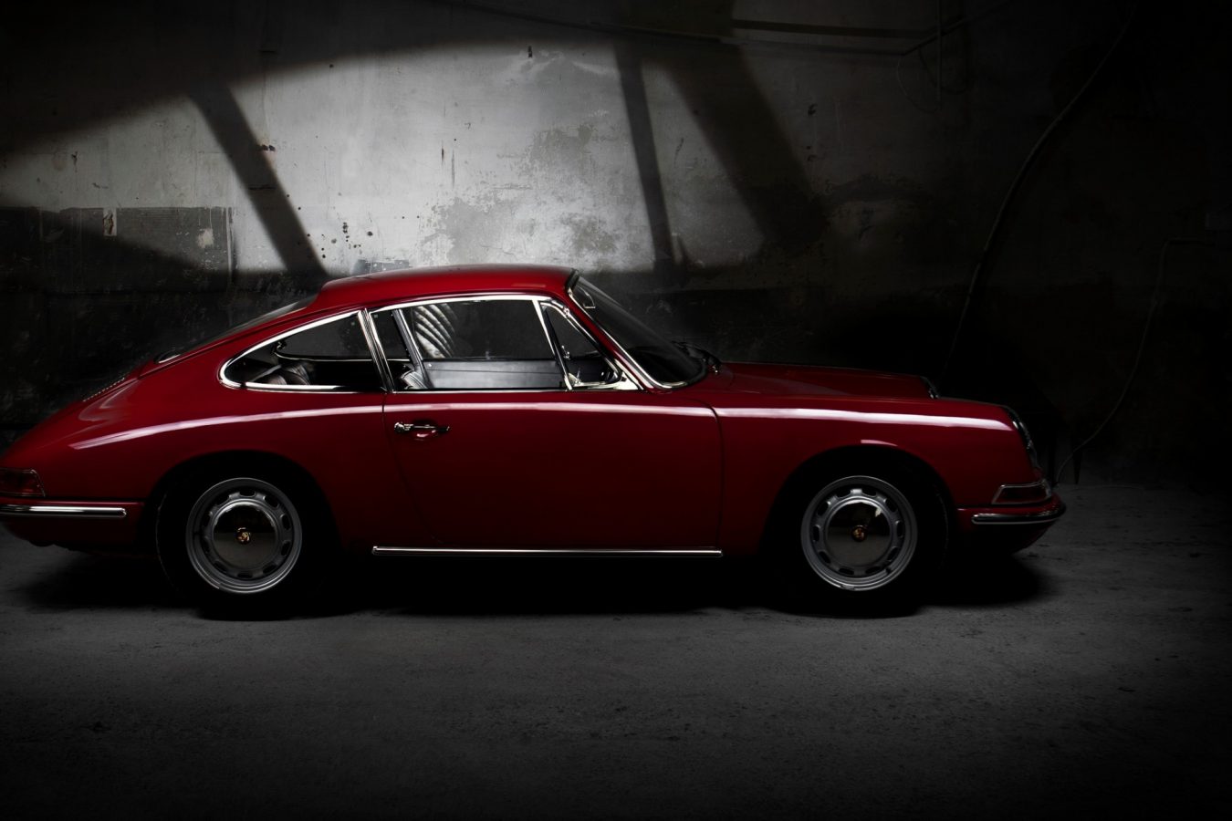 Porsche 911 SWB in Rot von der Seite