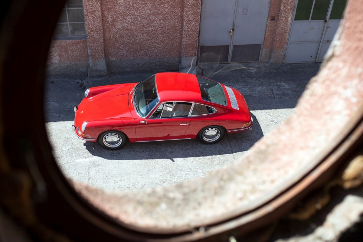 Roter Porsche 911 SWB von oben