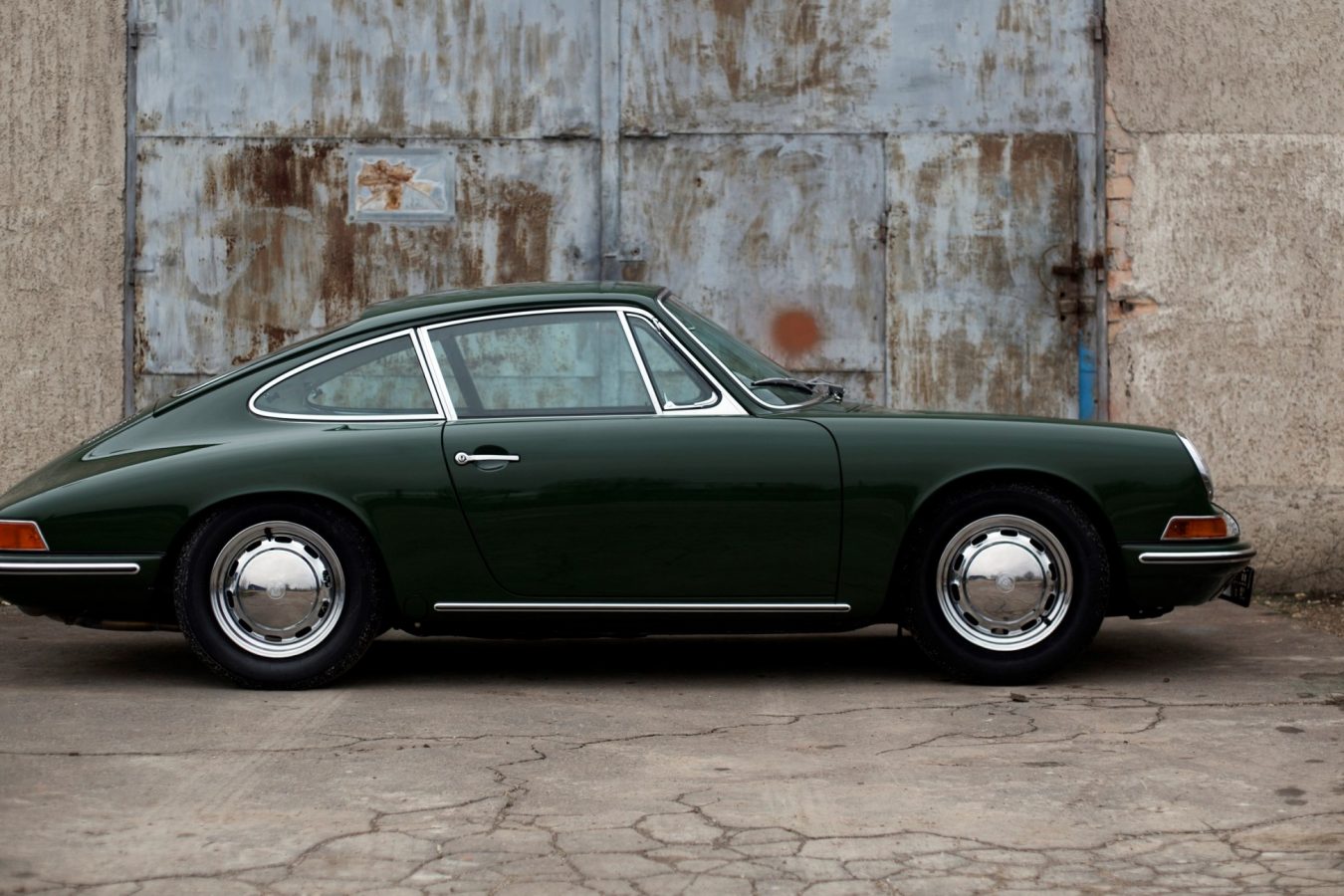 Grüner Porsche 911 SWB von der Seite