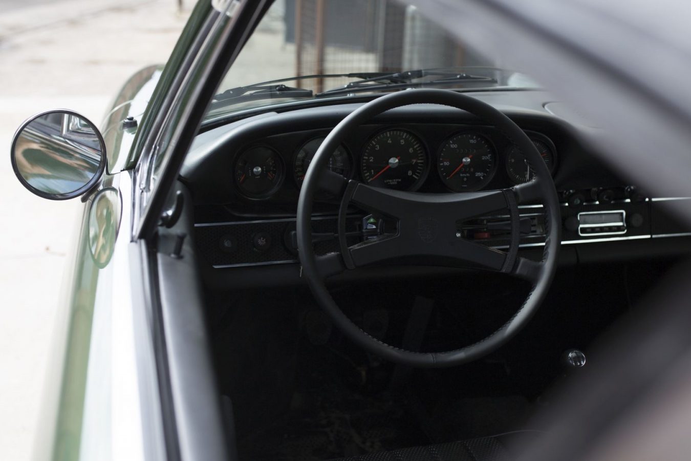 Dunkelgrüner Porsche 911E Targa Lenkrad
