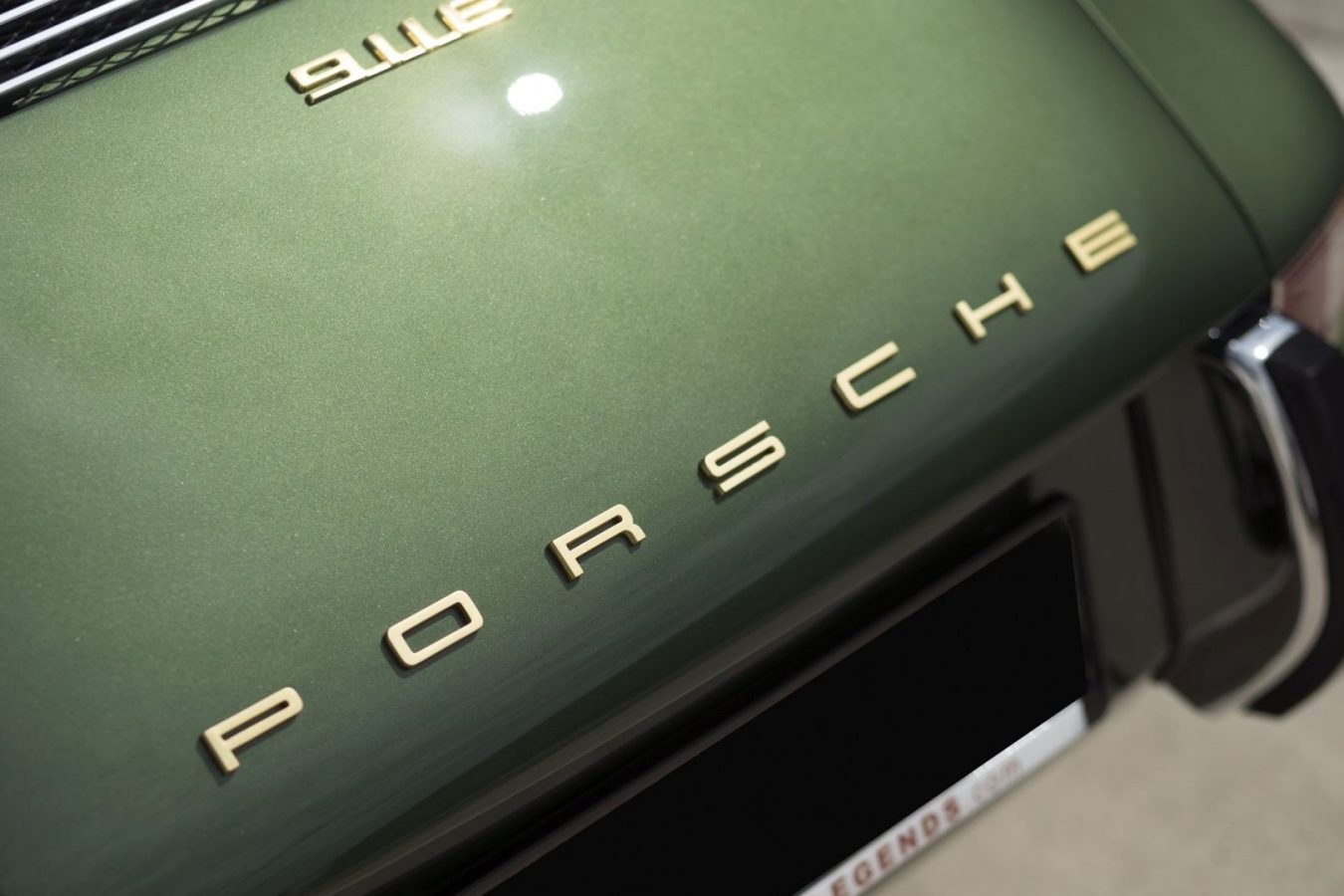 Dunkelgrüner Porsche 911E Targa Porsche Schriftzug
