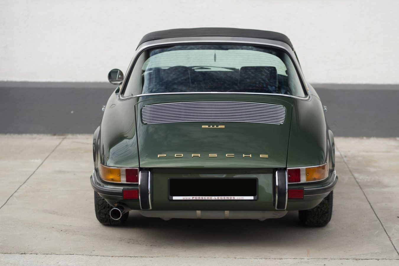Dunkelgrüner Porsche 911E Targa von hinten