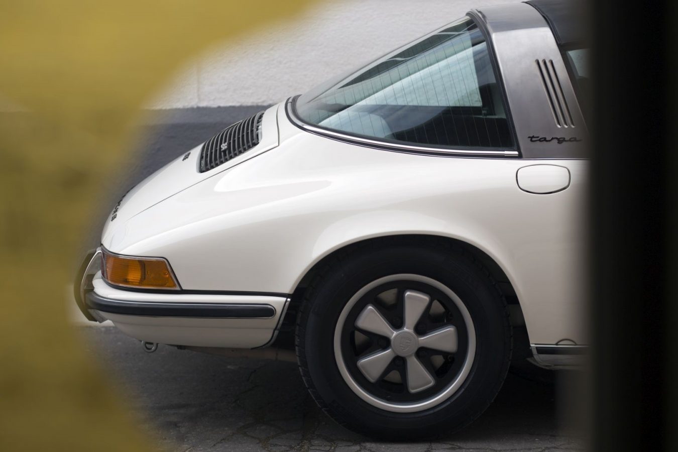 Cremeweißer Porsche 911E Targa hinten