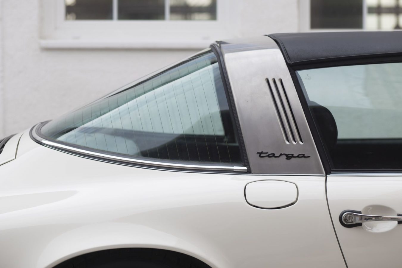 Cremeweißer Porsche 911E Targa Targa Schriftzug