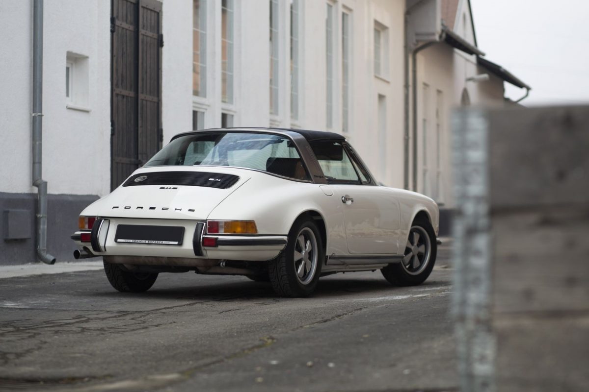 Cremeweißer Porsche 911E Targa