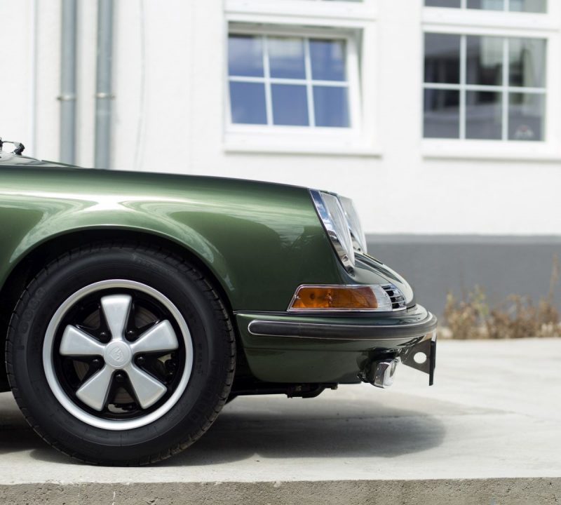 Dunkelgrüner Porsche 911E Targa Scheinwerfer