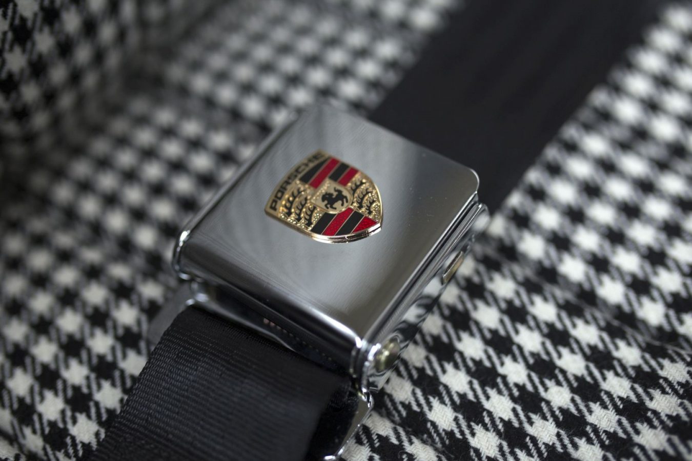 Gurtschnalle mit Porsche Logo