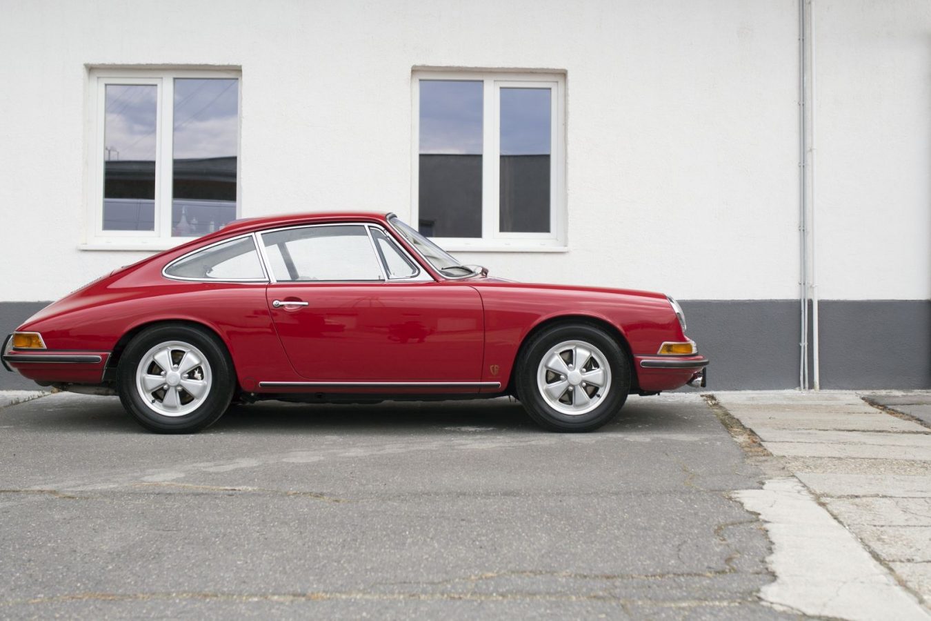 Roter Porsche 911S von der Seite