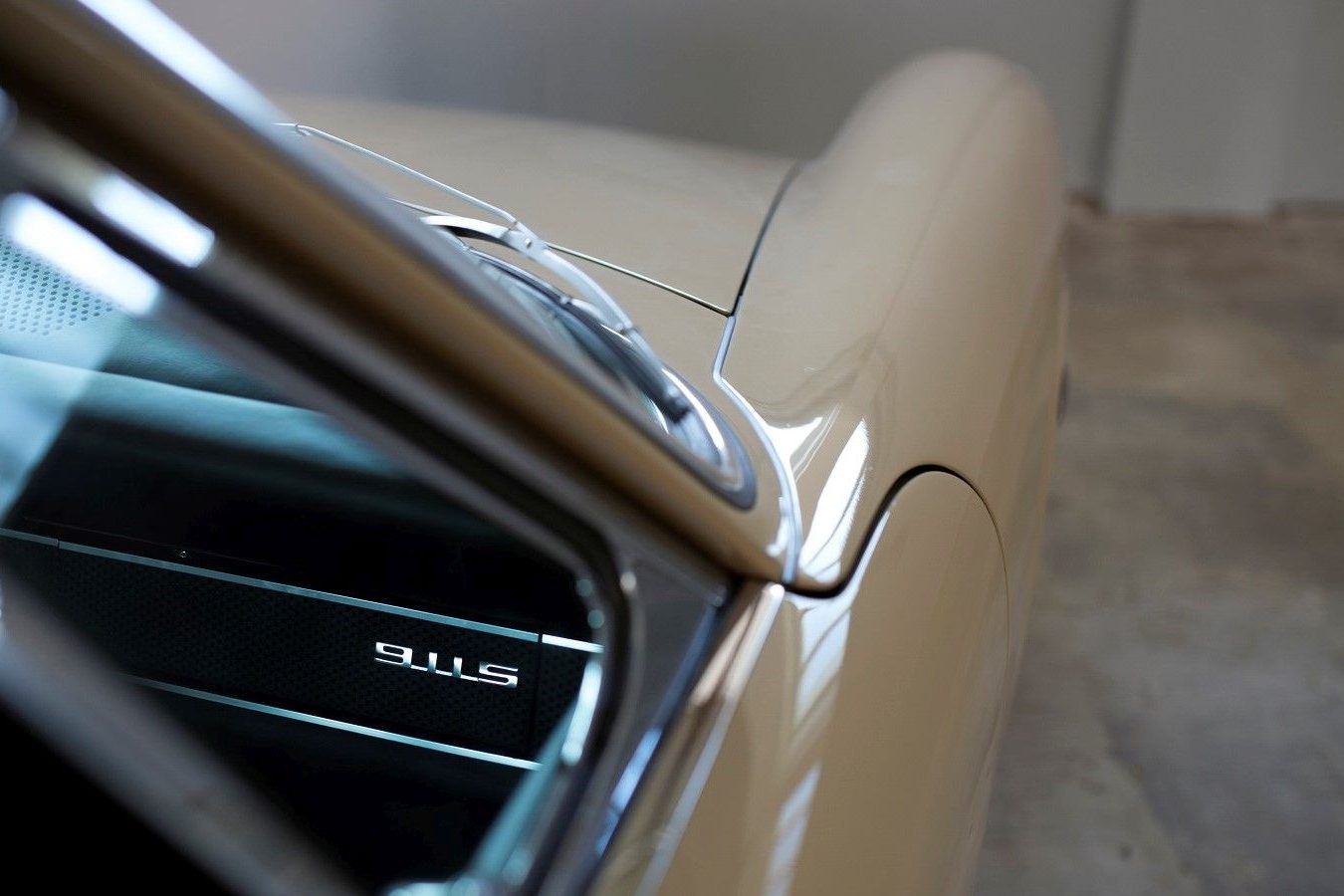 Sandfarbener Porsche 911S SWB