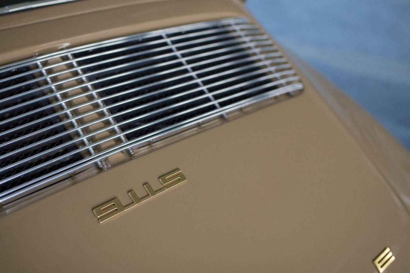 Sandfarbener Porsche 911S SWB Motorhaube