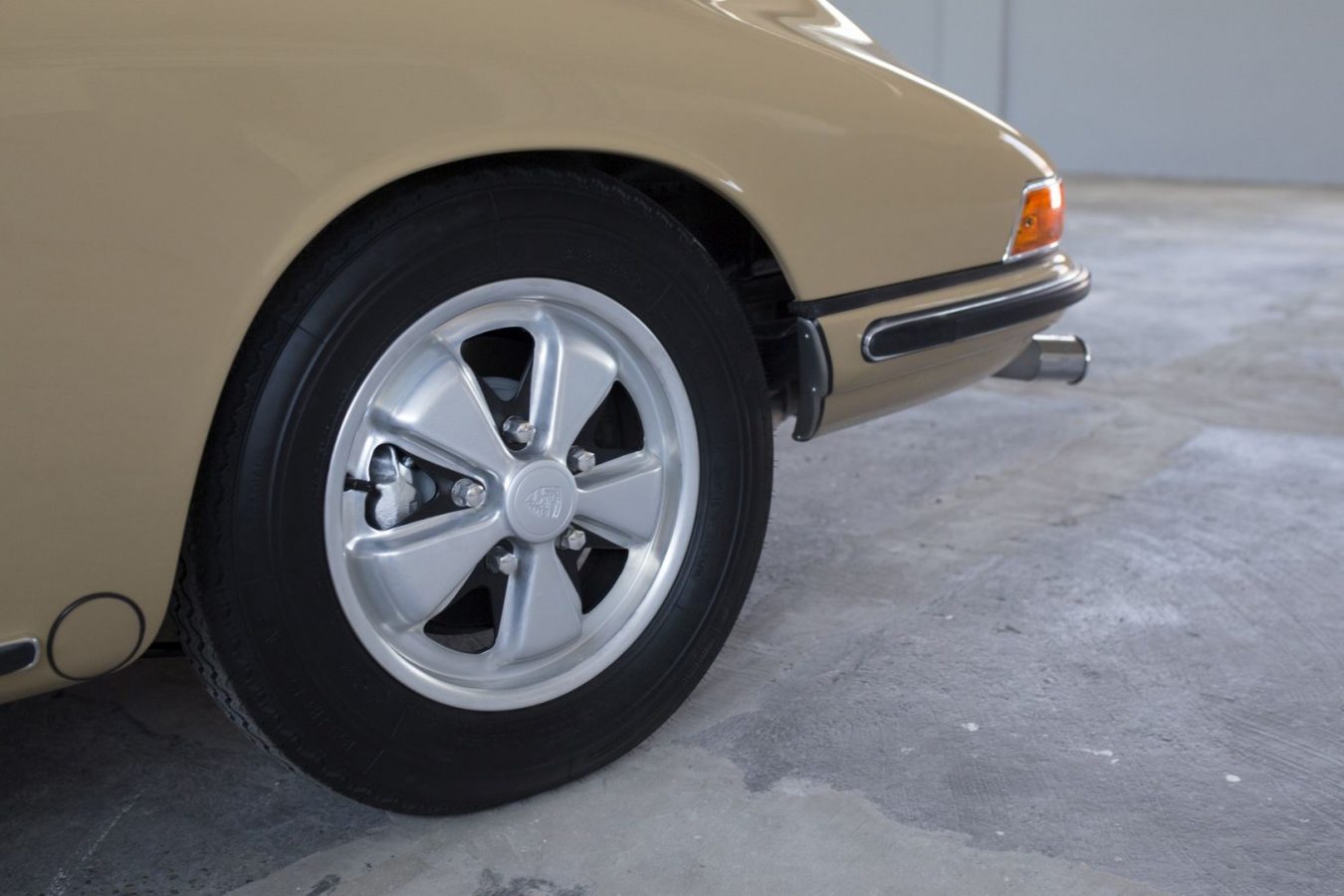 Reifen eines Sandfarbenen Porsche 911S SWB