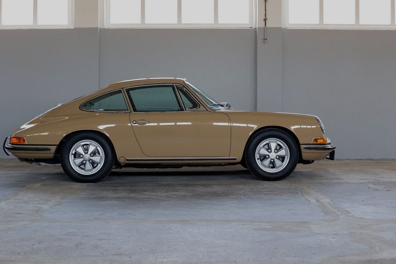 Sandfarbener Porsche 911S SWB von der Seite