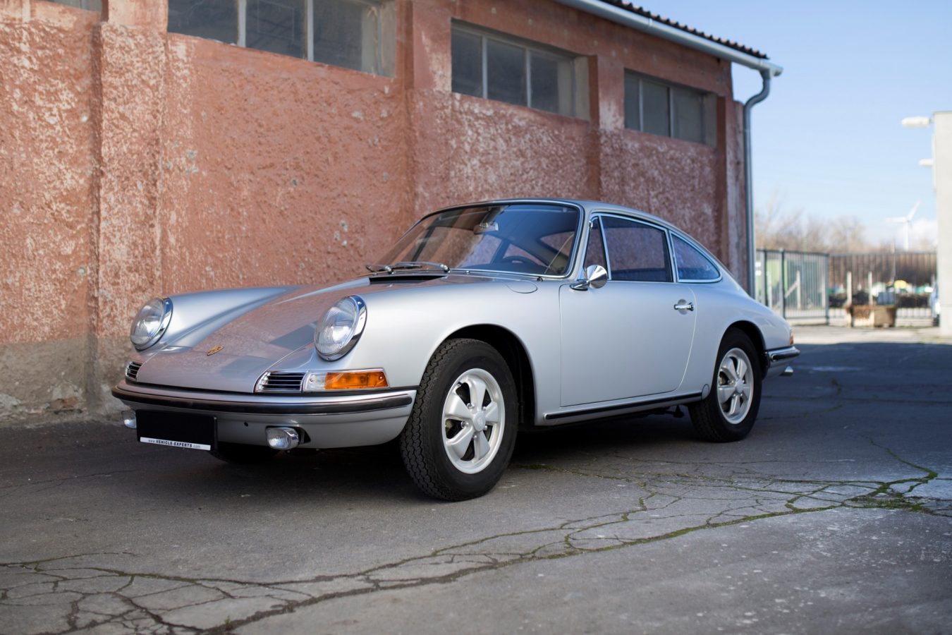 Silberner Porsche 911S SWB in Einfahrt