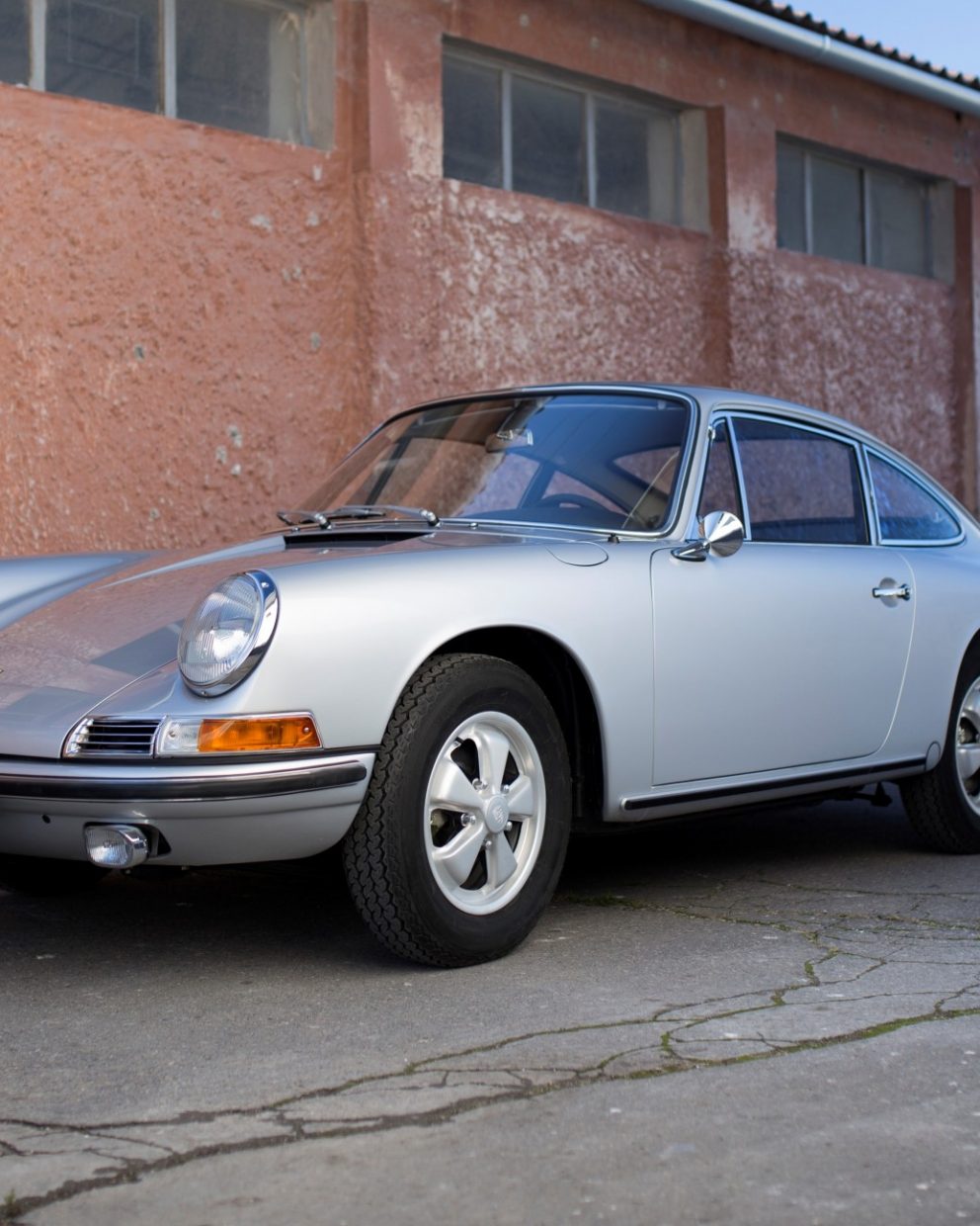 Silberner Porsche 911S SWB in Einfahrt