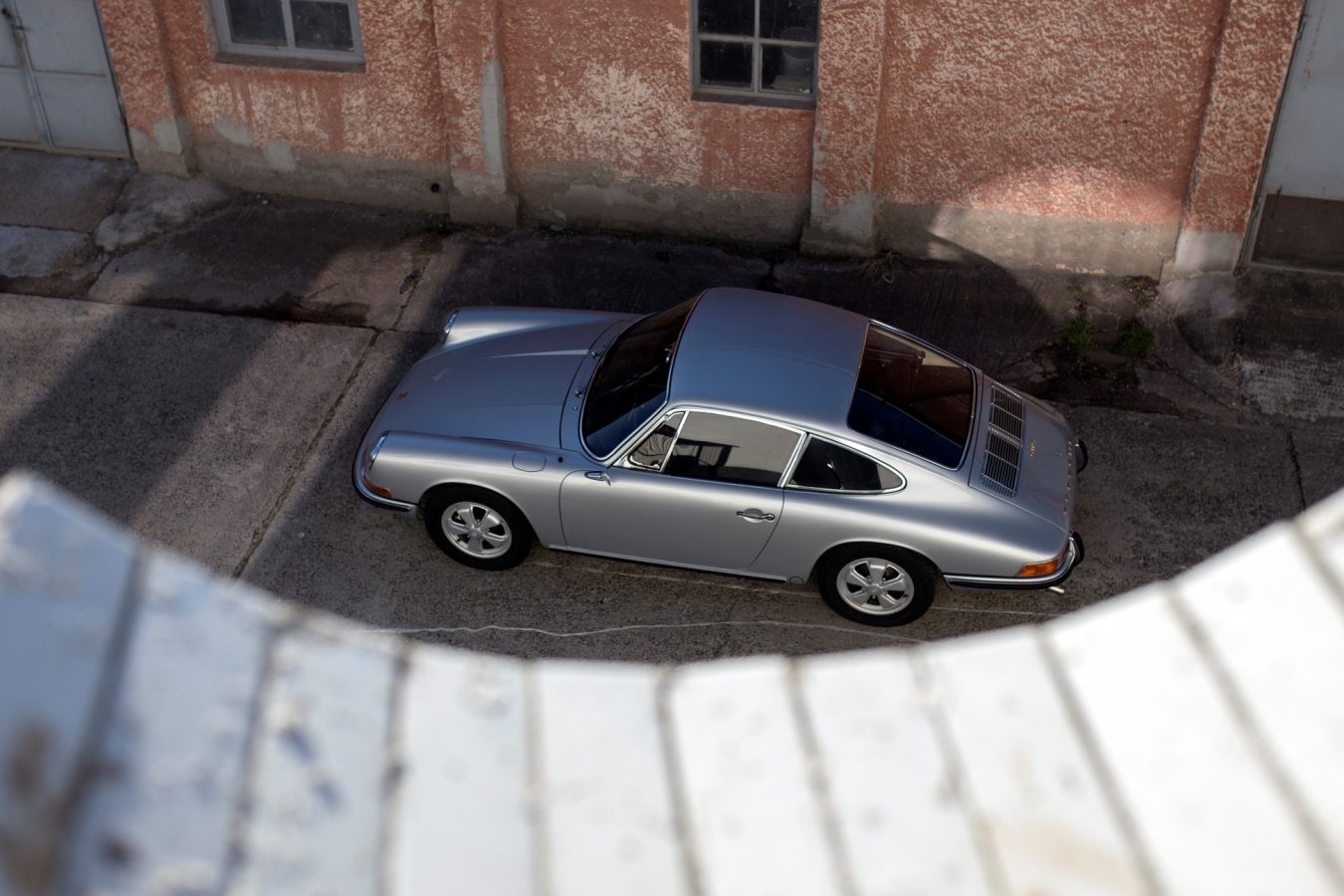 Silberner Porsche 911S SWB von oben