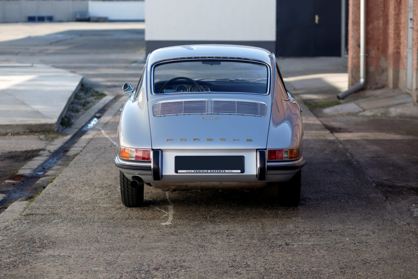 Silberner Porsche 911S SWB von hinten