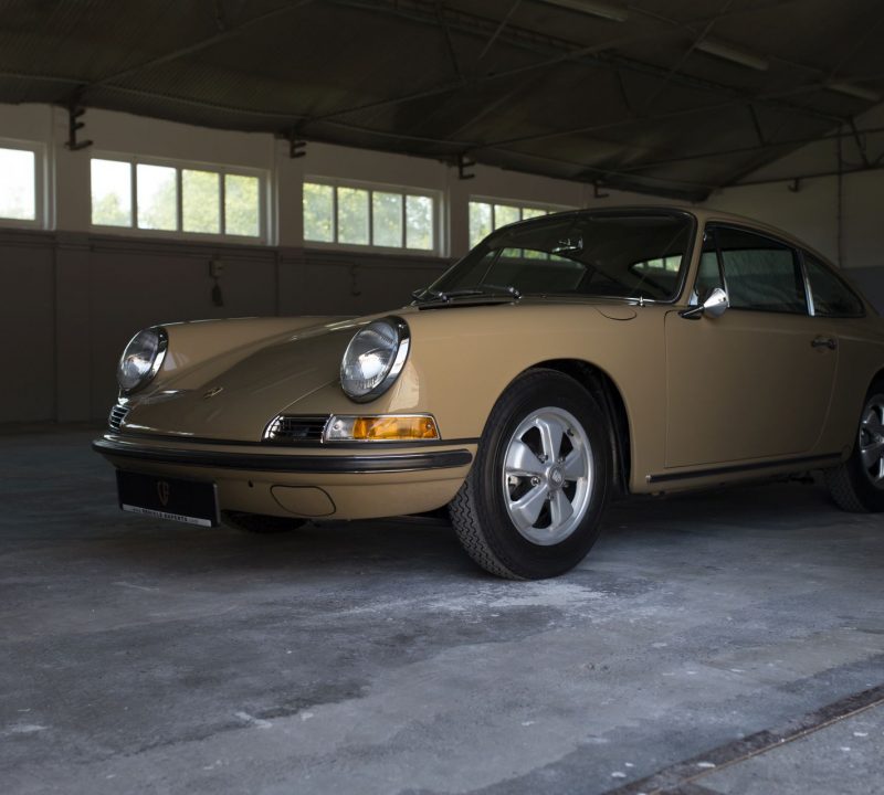 Sandfarbener Porsche 911S SWB von Vehicle Experts