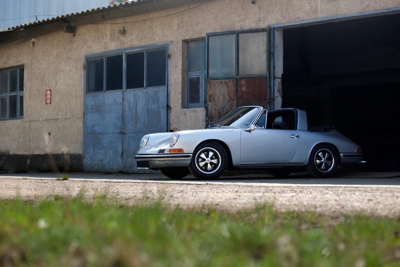 Porsche 911S SWB Softwindow Targa in Silber vor der Garage