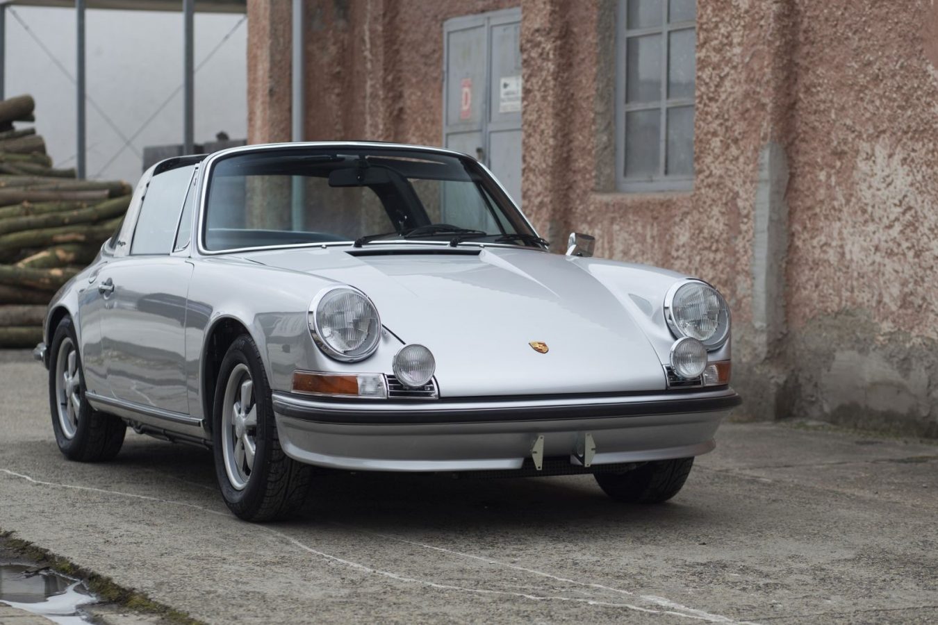 Silberner Porsche 911S Targa von vorne