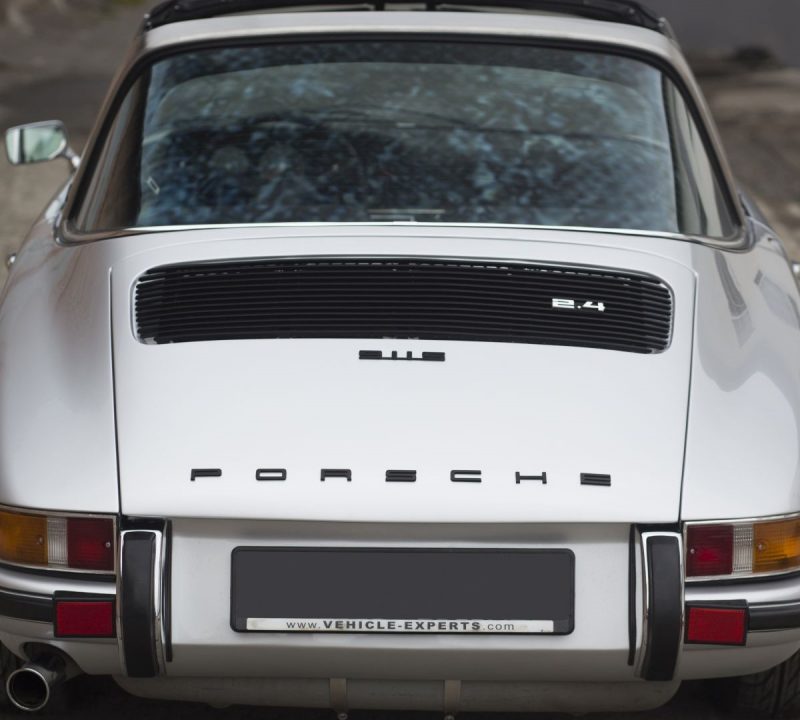 Silberner Porsche 911S Targa von hinten