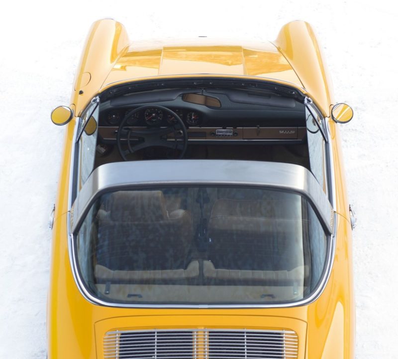 Gelber Porsche 911S Targa von oben