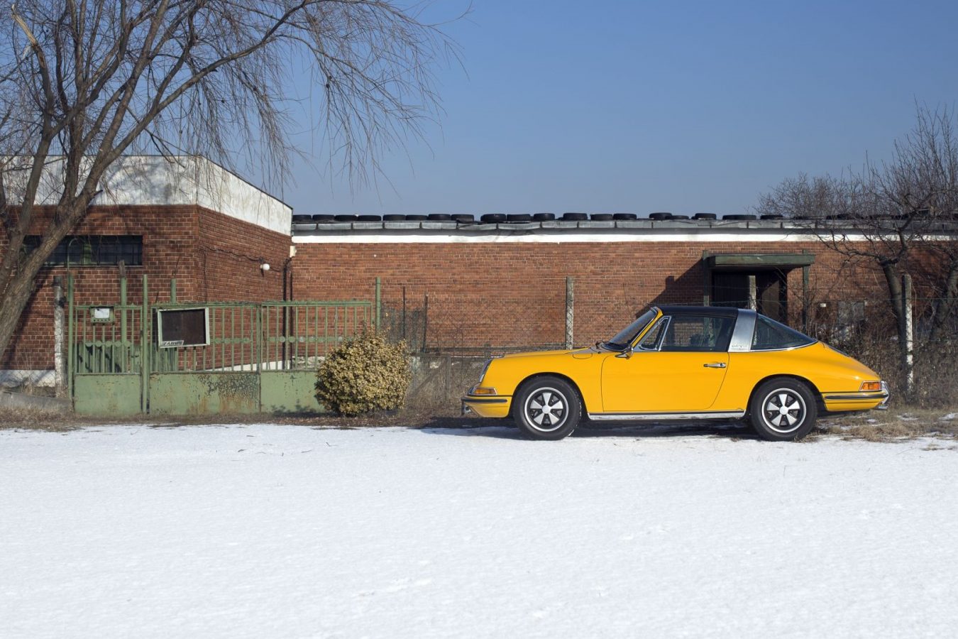 Gelber Porsche 911S Targa bei Schnee