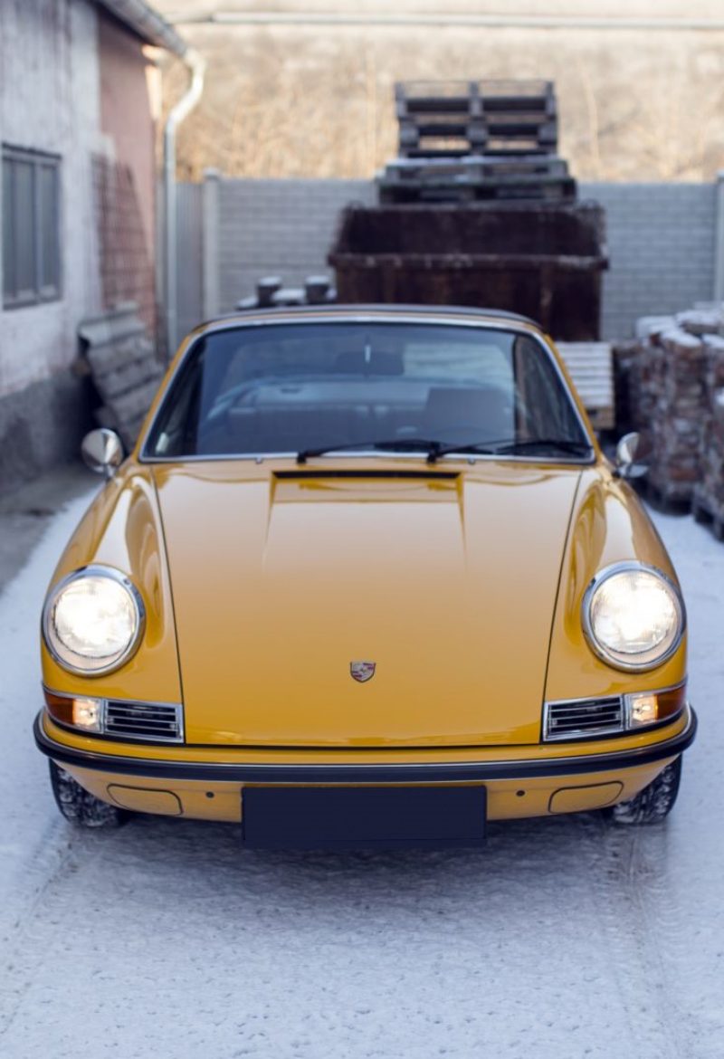 Gelber Porsche 911S Targa von vorne
