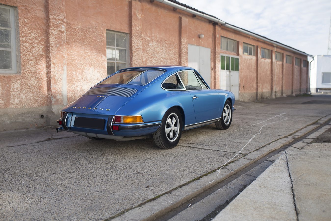 Hellblauer Porsche 911T in der Einfahrt