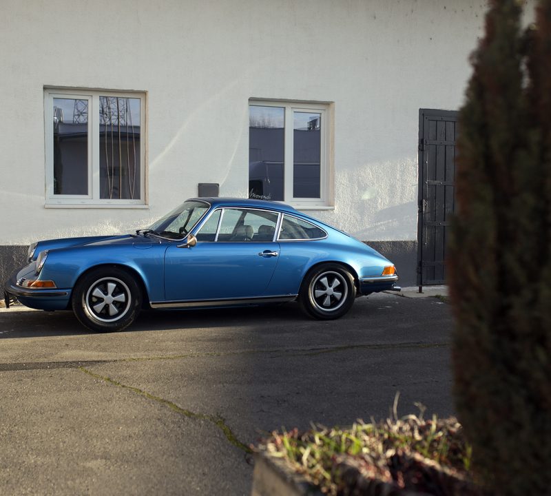Hellblauer Porsche 911T von der Seite