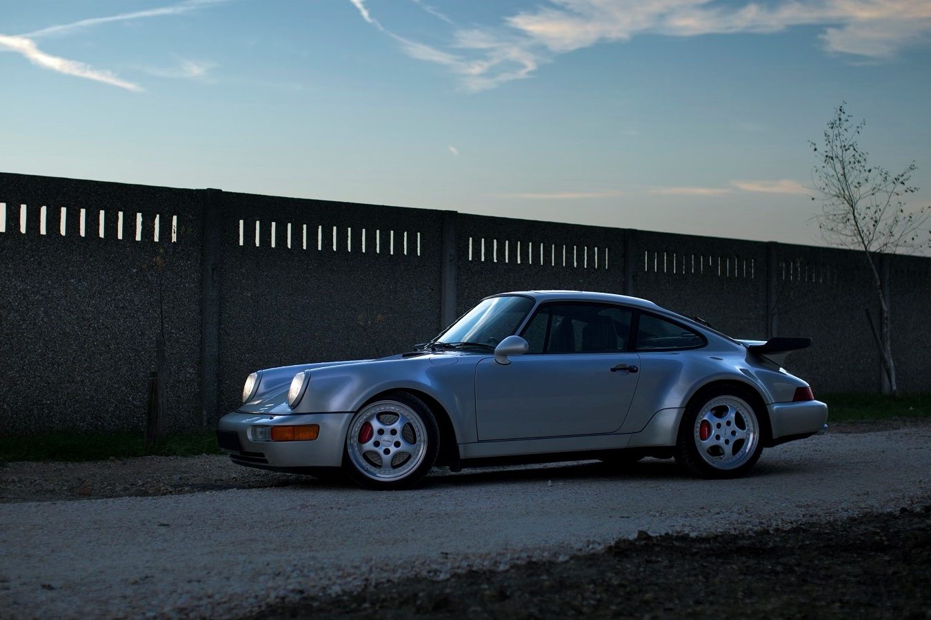 Porsche 964 3,6 Turbo in Silbergrau von der Seite