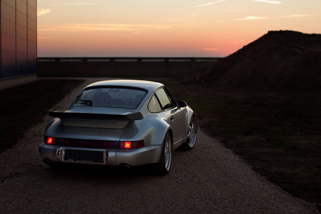 Porsche 964 3,6 Turbo in Silbergrau von hinten