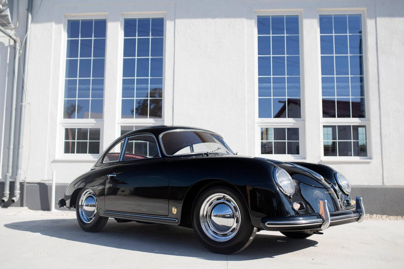 Schwarzer Porsche von vorne