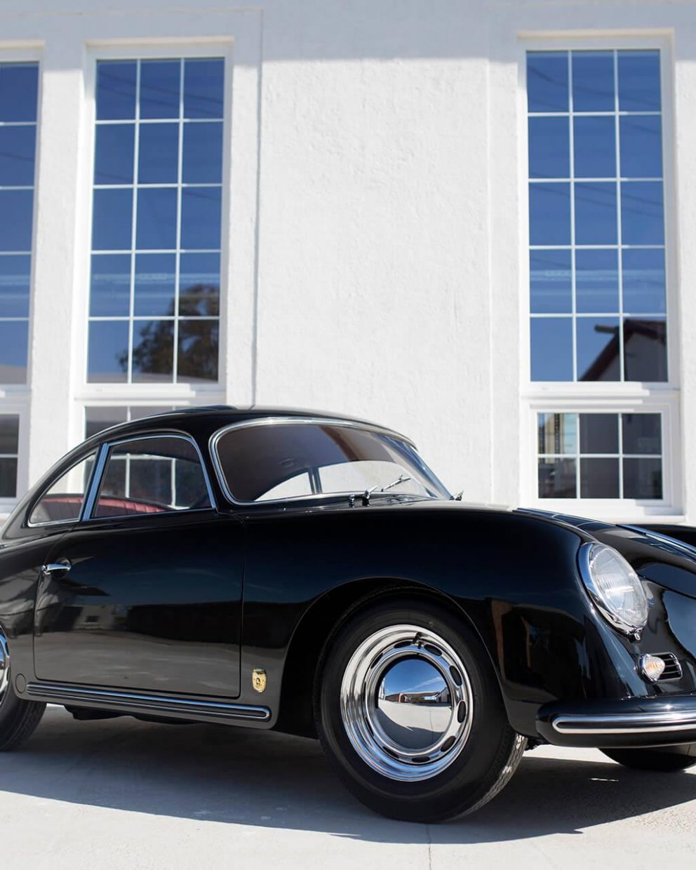 Schwarzer Porsche von vorne