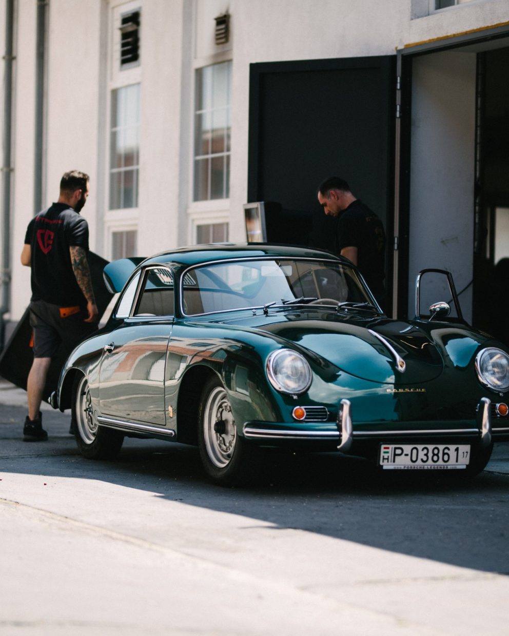 Reparatur von grünem Porsche