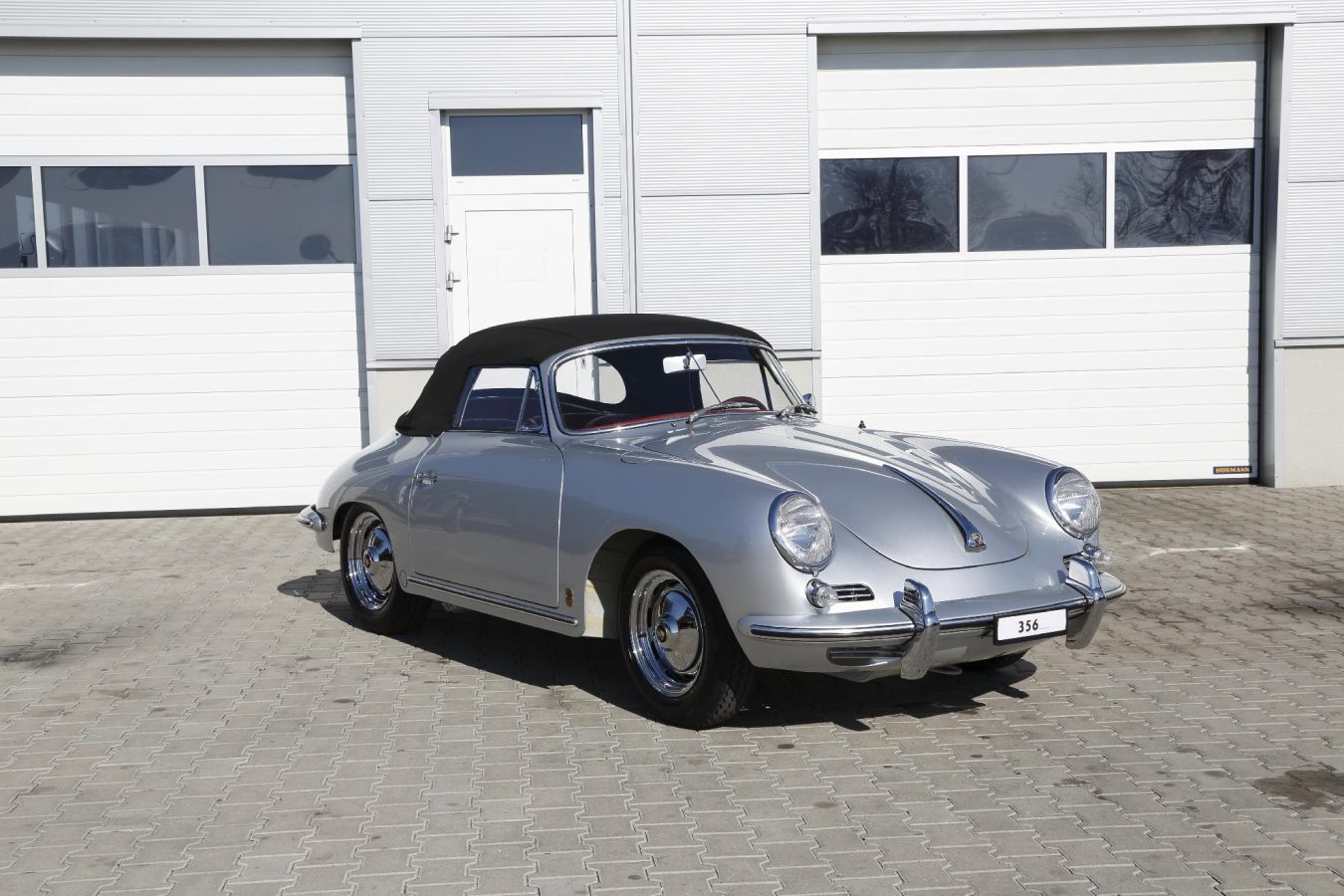 Silberner Porsche 356 BT6 Cabrio vor Garage