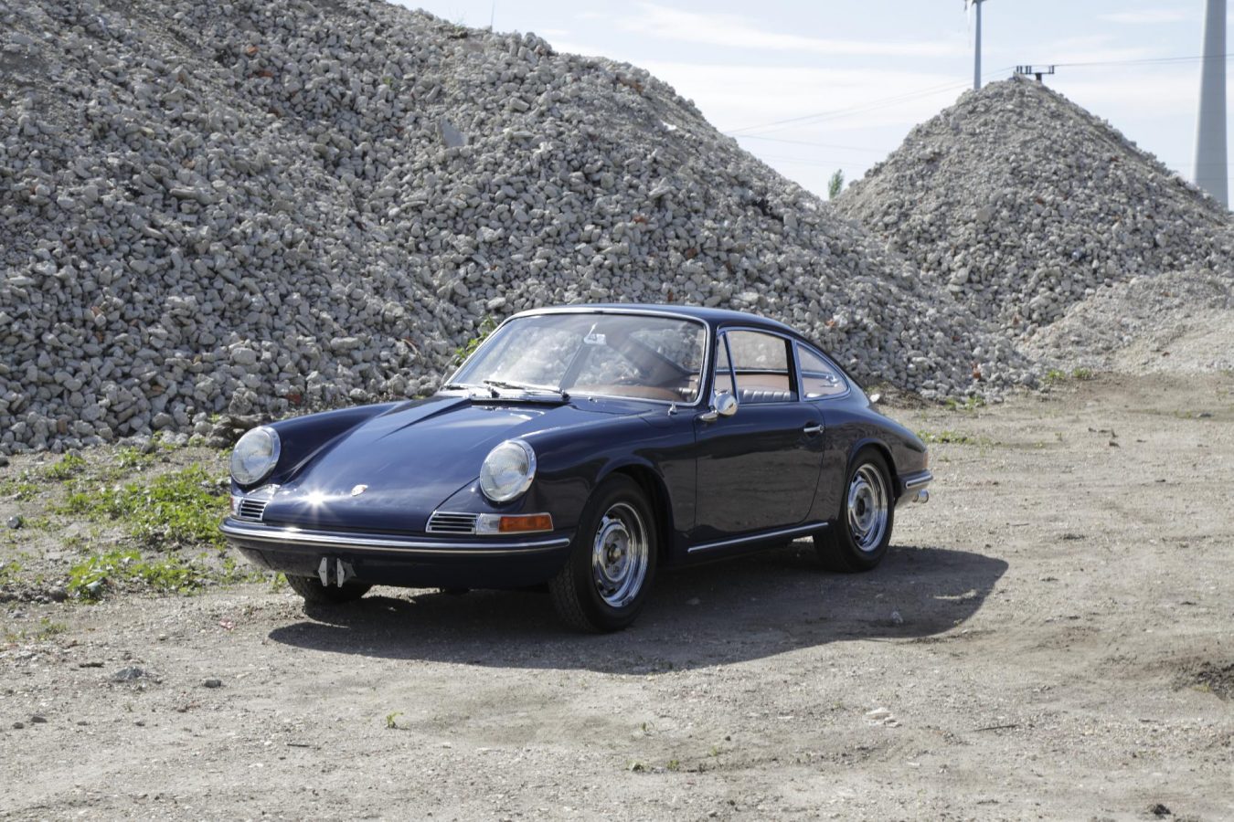 Blauer Porsche 911 SWB vor Schotter