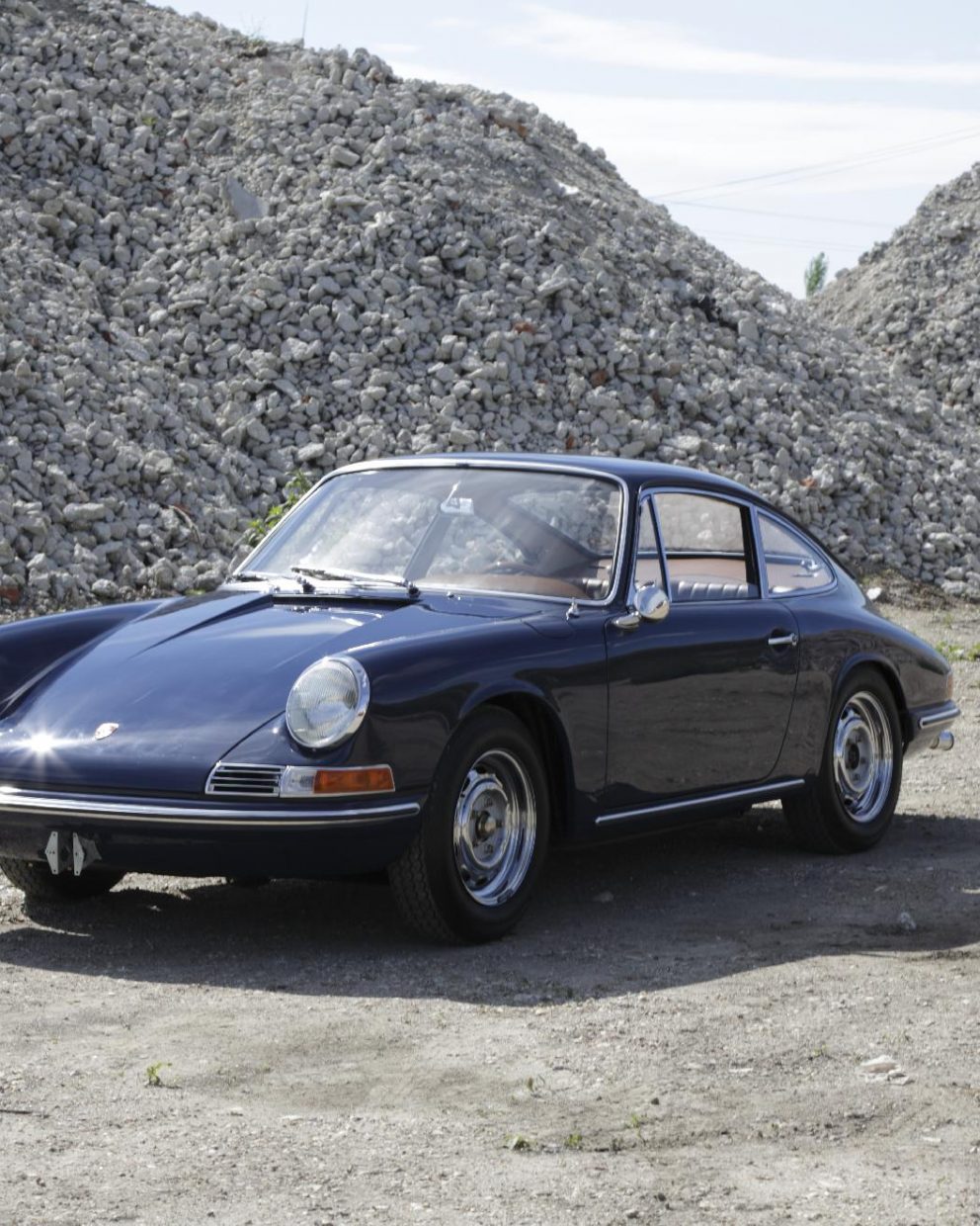 Blauer Porsche 911 SWB vor Schotter