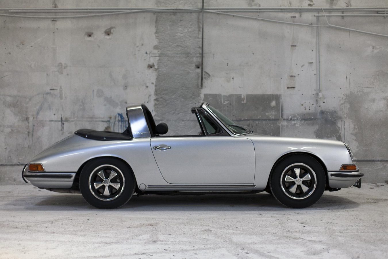 Silberner Porsche 911S SWB Softwindow Targa von der Seite in der Werkstatt