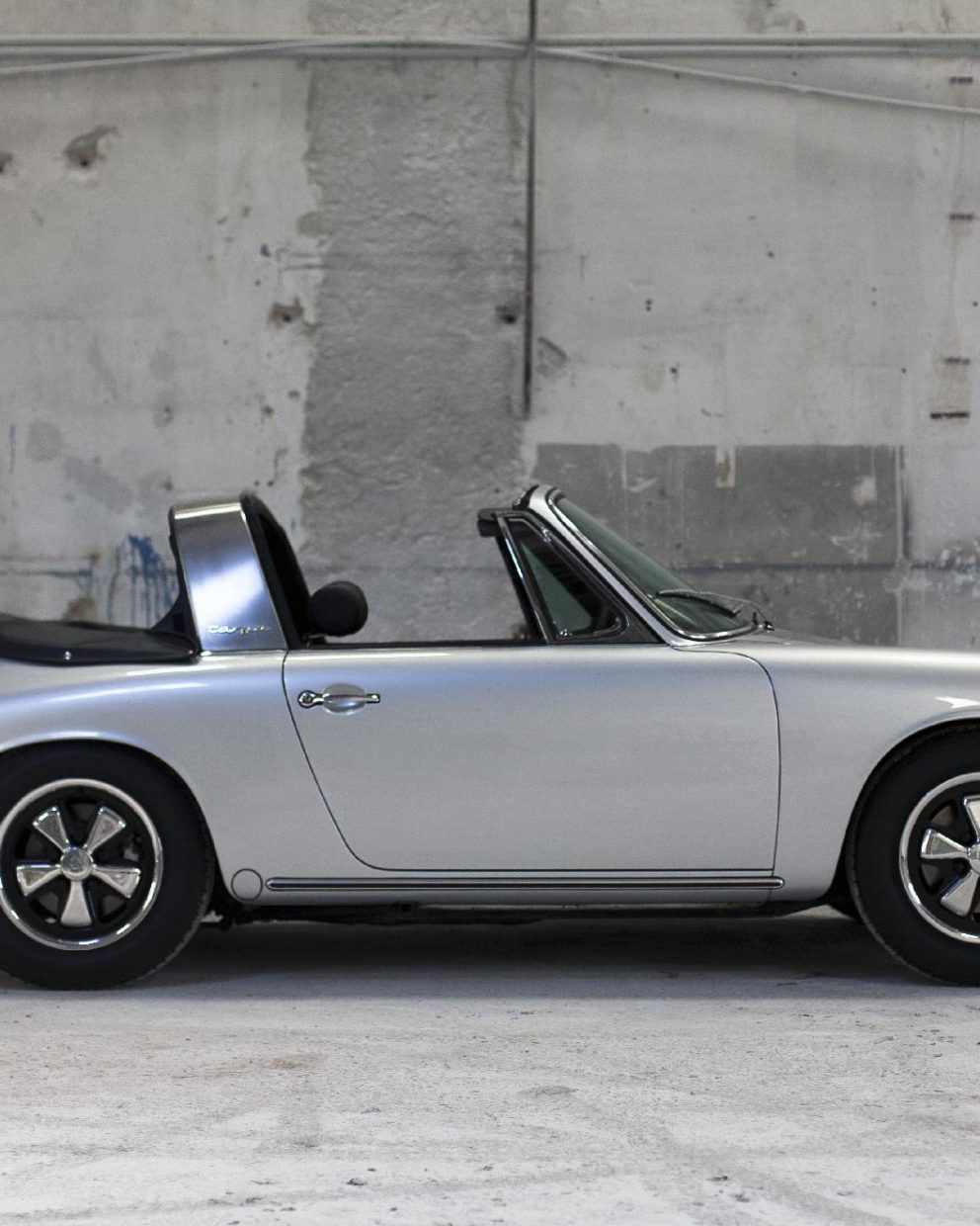 Silberner Porsche 911S SWB Softwindow Targa von der Seite in der Werkstatt