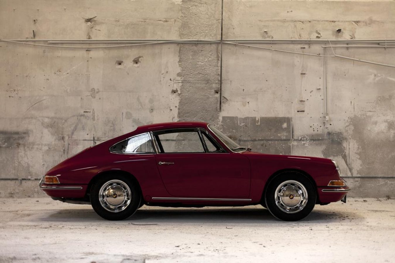 Roter Porsche 911 SWB von der Seite in der Werkstatt