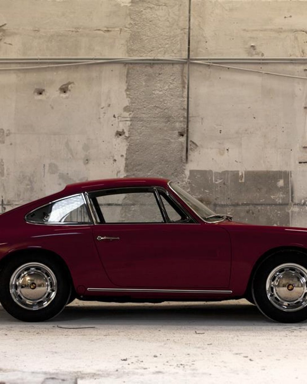 Roter Porsche 911 SWB von der Seite in der Werkstatt