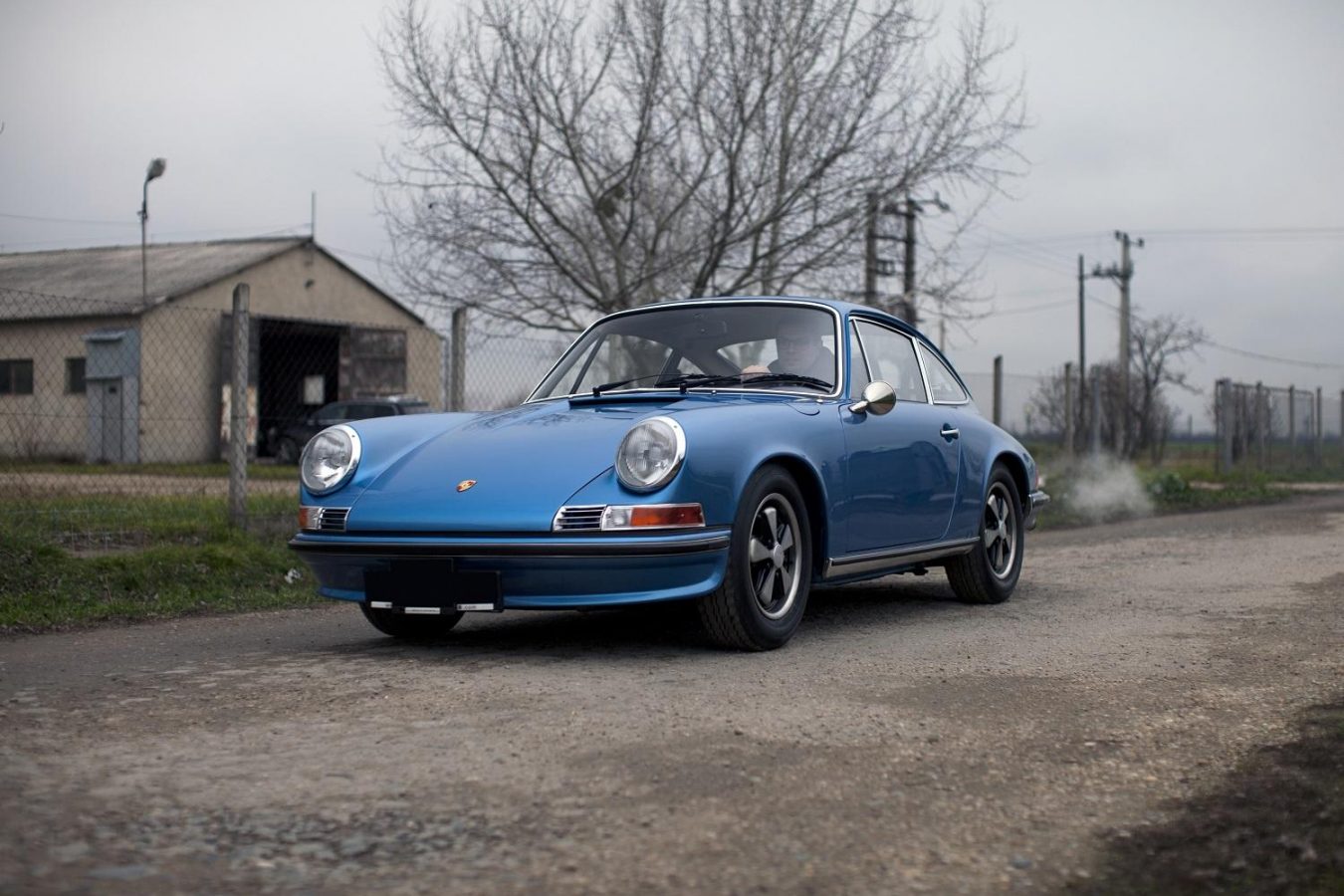 Hellblauer Porsche 911S auf der Straße
