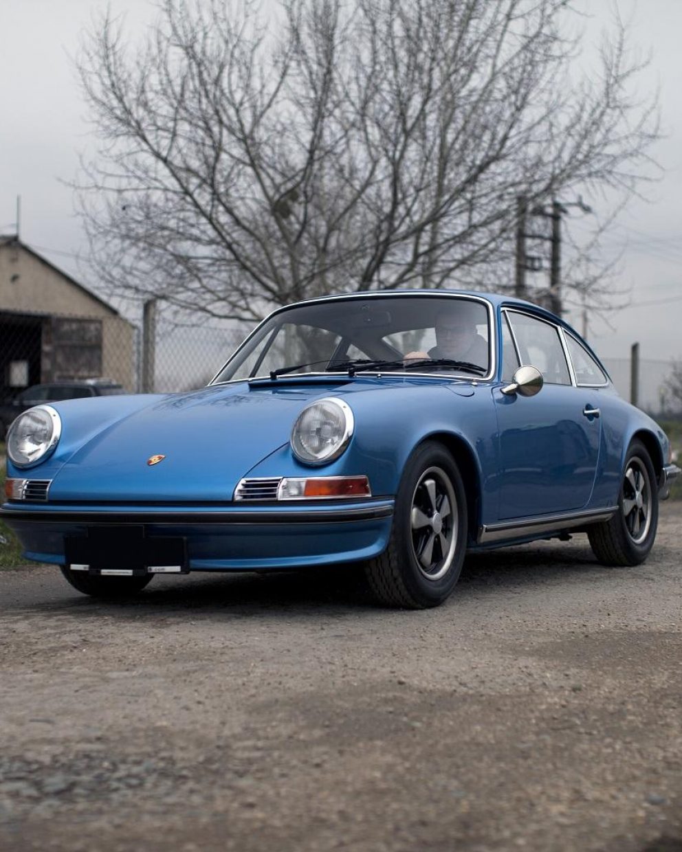 Hellblauer Porsche 911S auf der Straße