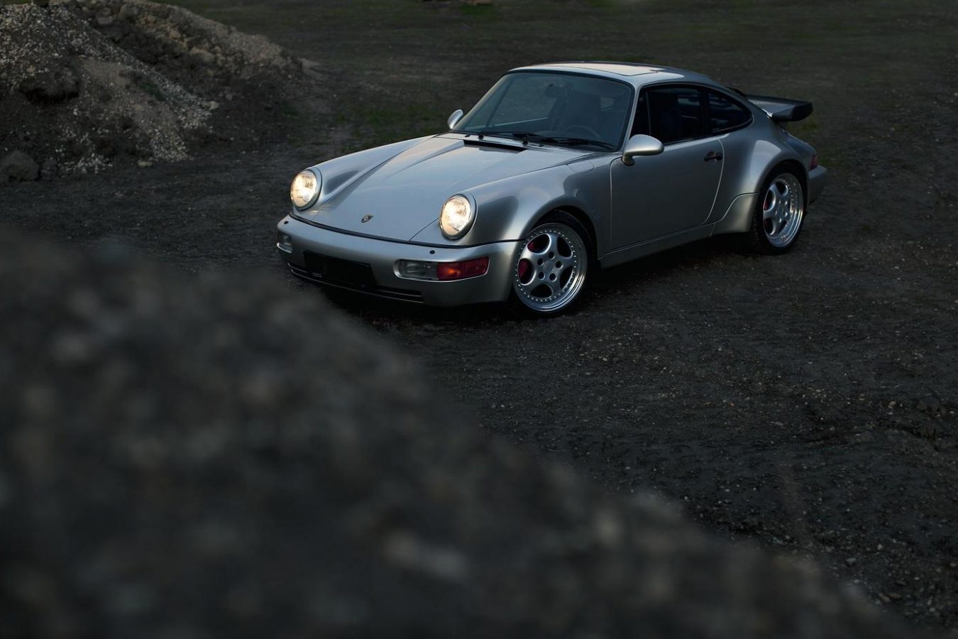 Porsche 964 3,6 Turbo auf Schotterstraße